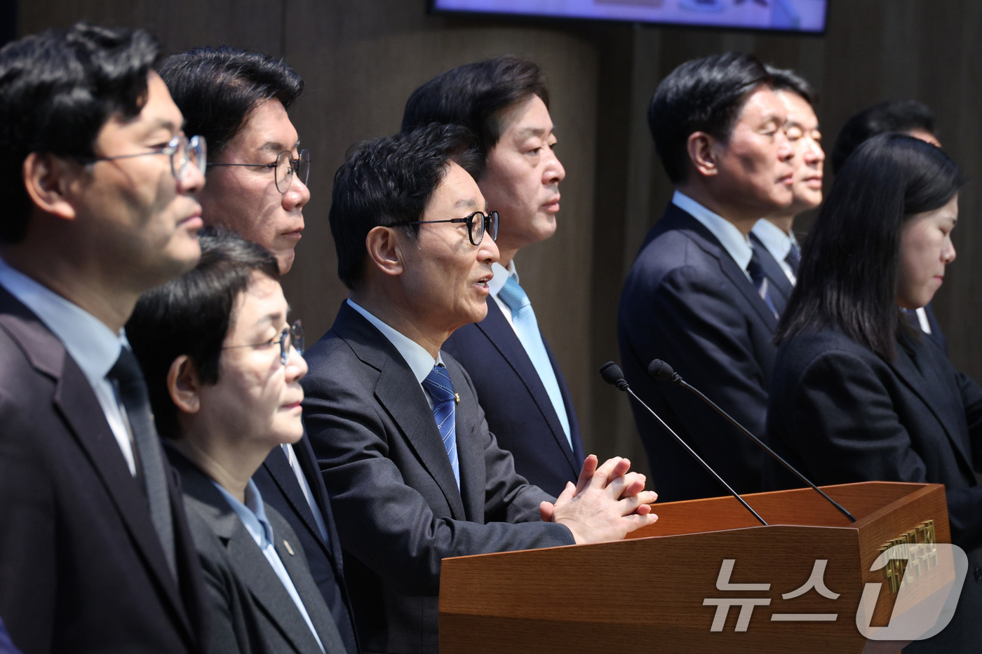 (서울=뉴스1) 신웅수 기자 = 대전·충남에 지역구를 둔 더불어민주당 의원들이 19일 서울 여의도 국회 소통관에서 대전·충남 통합 관련 기자회견을 하고 있다. 2025.12.19/ …