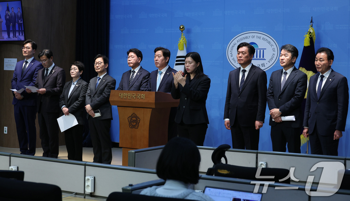 (서울=뉴스1) 신웅수 기자 = 대전·충남에 지역구를 둔 더불어민주당 의원들이 19일 서울 여의도 국회 소통관에서 대전·충남 통합 관련 기자회견을 하고 있다. 2025.12.19/ …