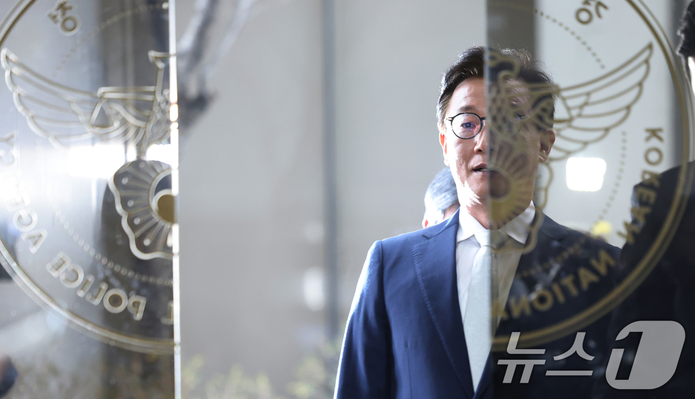 (서울=뉴스1) 이호윤 기자 = 통일교 금품수수 의혹을 받는 전재수 전 해양수산부 장관이 19일 서울 서대문구 경찰청 국가수사본부로 조사받기 위해 출석하고 있다. (공동취재) 20 …