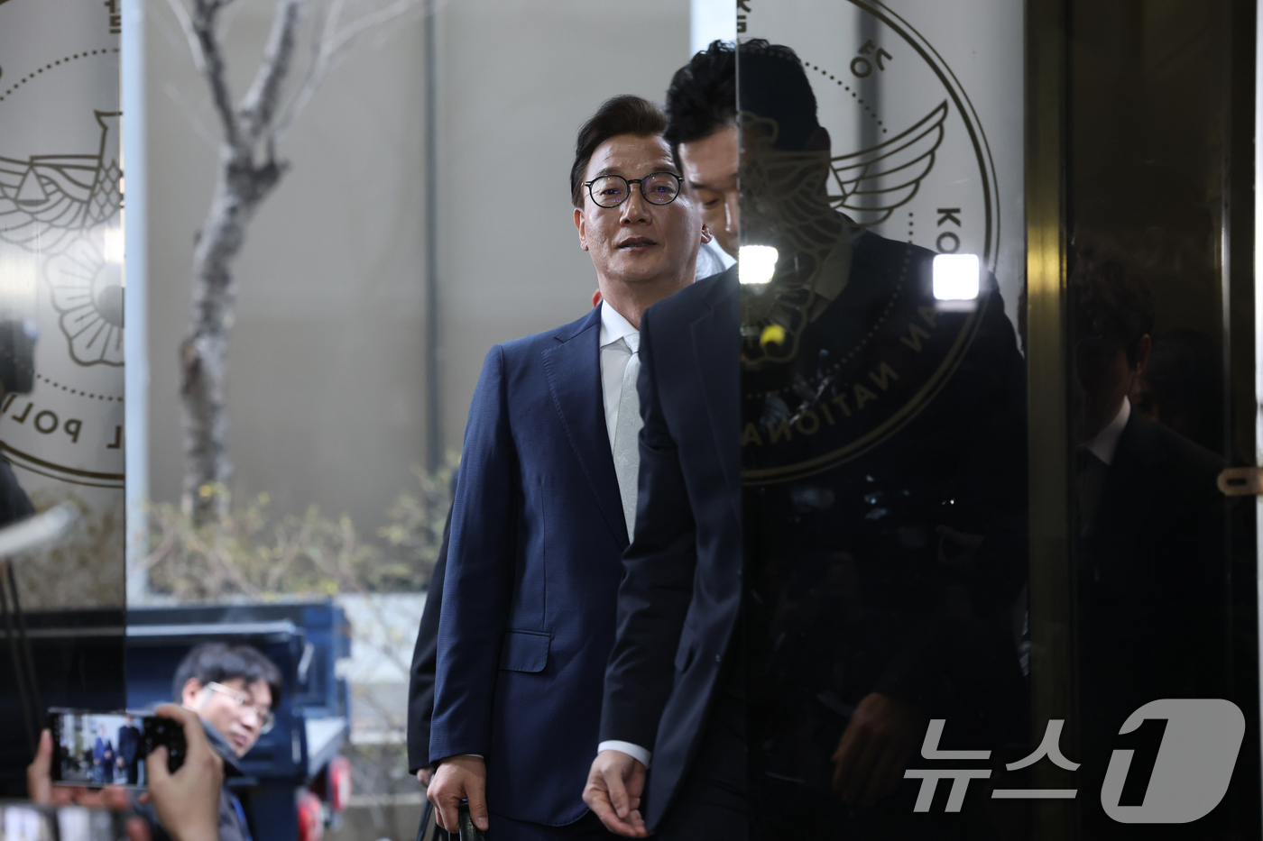 (서울=뉴스1) 이호윤 기자 = 통일교 금품수수 의혹을 받는 전재수 전 해양수산부 장관이 19일 서울 서대문구 경찰청 국가수사본부로 조사받기 위해 출석하고 있다. (공동취재) 20 …