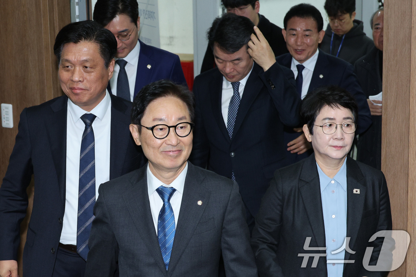 (서울=뉴스1) 신웅수 기자 = 대전·충남에 지역구를 둔 더불어민주당 의원들이 19일 서울 여의도 국회 소통관에서 대전·충남 통합 관련 기자회견을 하기 위해 회견장을 입장하고 있다 …