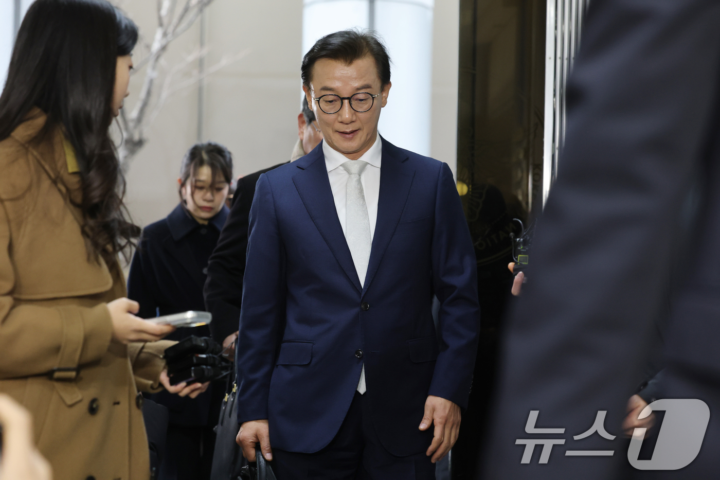 (서울=뉴스1) 이호윤 기자 = 통일교 금품수수 의혹을 받는 전재수 전 해양수산부 장관이 19일 서울 서대문구 경찰청 국가수사본부로 조사받기 위해 출석하고 있다. (공동취재) 20 …