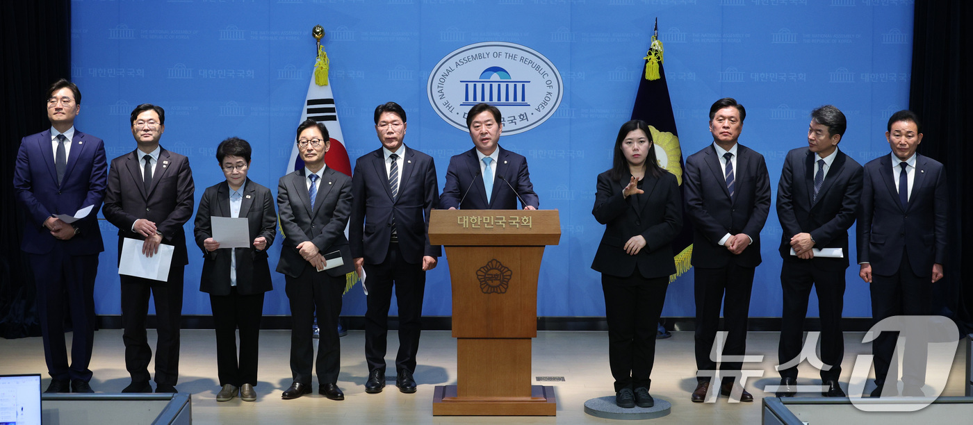 (서울=뉴스1) 신웅수 기자 = 대전·충남에 지역구를 둔 더불어민주당 의원들이 19일 서울 여의도 국회 소통관에서 대전·충남 통합 관련 기자회견을 하고 있다. 2025.12.19/ …