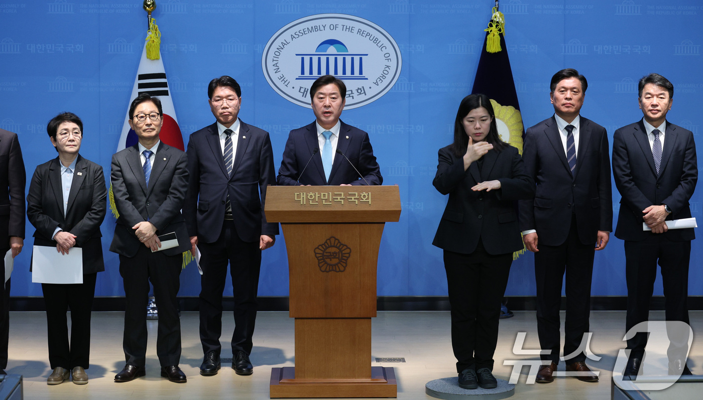 (서울=뉴스1) 신웅수 기자 = 대전·충남에 지역구를 둔 더불어민주당 의원들이 19일 서울 여의도 국회 소통관에서 대전·충남 통합 관련 기자회견을 하고 있다. 2025.12.19/ …