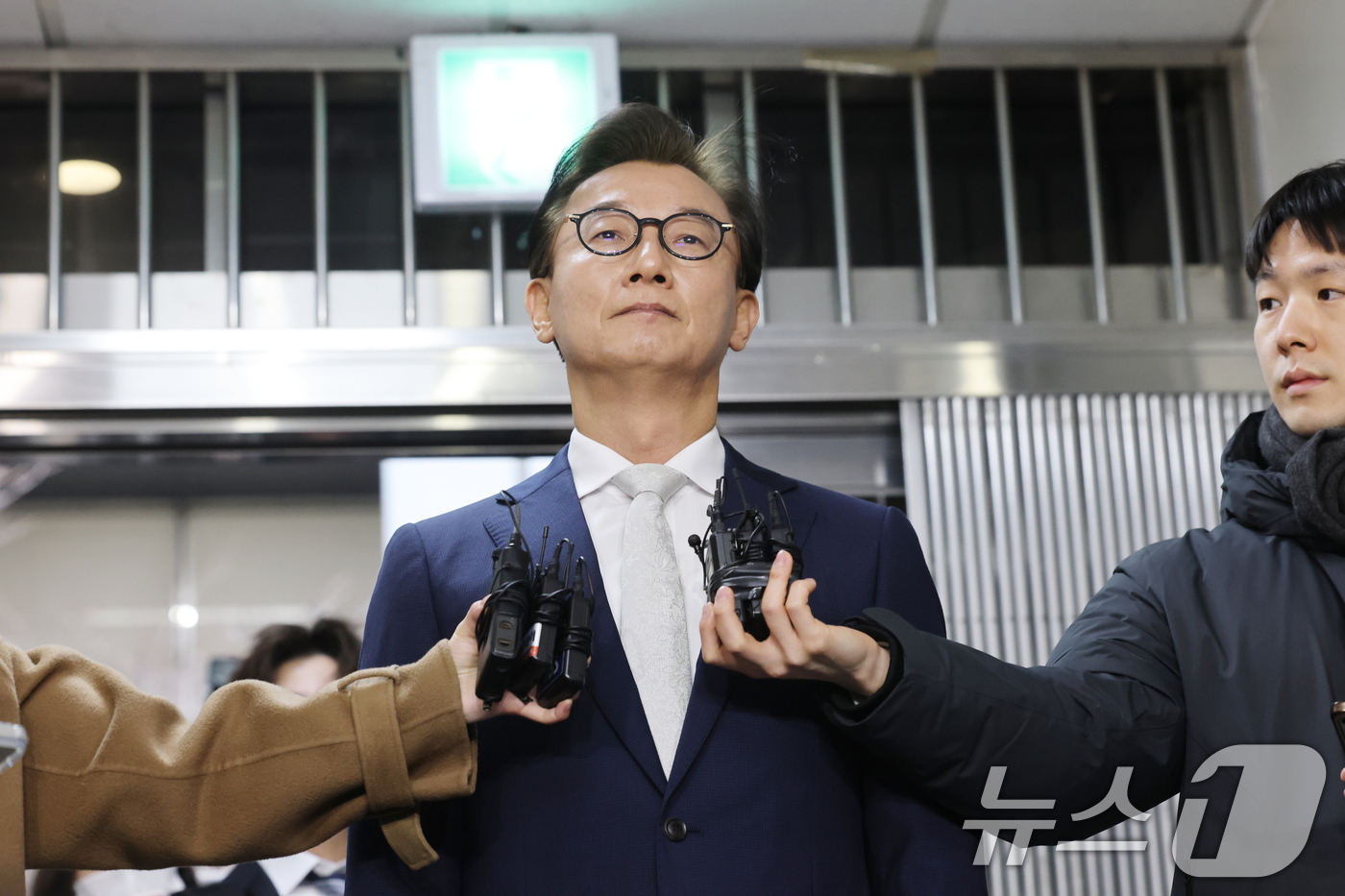 (서울=뉴스1) 이호윤 기자 = 통일교 금품수수 의혹을 받는 전재수 전 해양수산부 장관이 19일 서울 서대문구 경찰청 국가수사본부로 조사받기 위해 출석하고 있다. (공동취재) 20 …