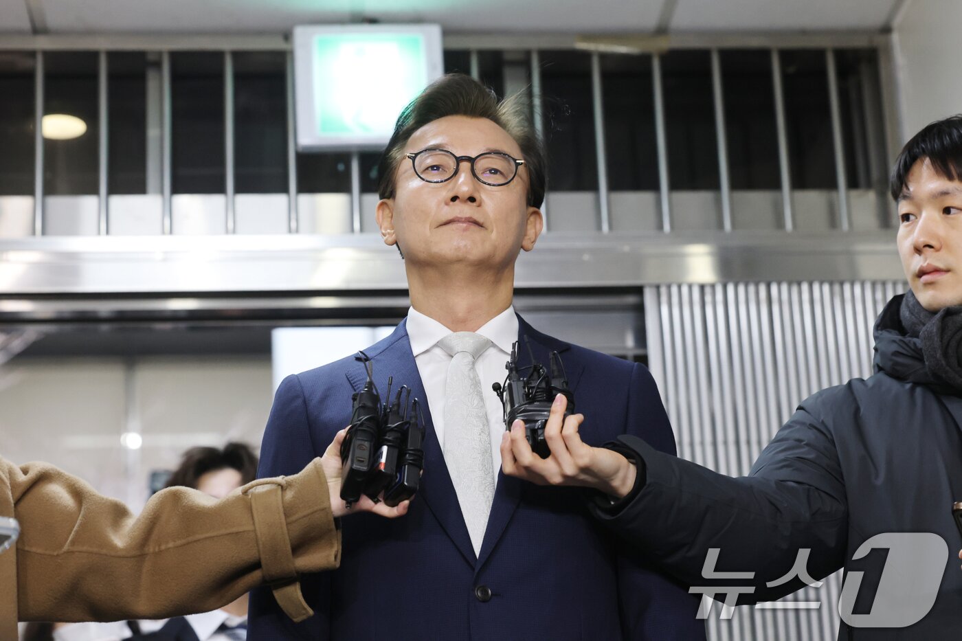 본문 이미지 - 통일교 금품수수 의혹을 받는 전재수 전 해양수산부 장관이 19일 서울 서대문구 경찰청 국가수사본부로 조사받기 위해 출석하고 있다. (공동취재) 2025.12.19/뉴스1 ⓒ News1 이호윤 기자