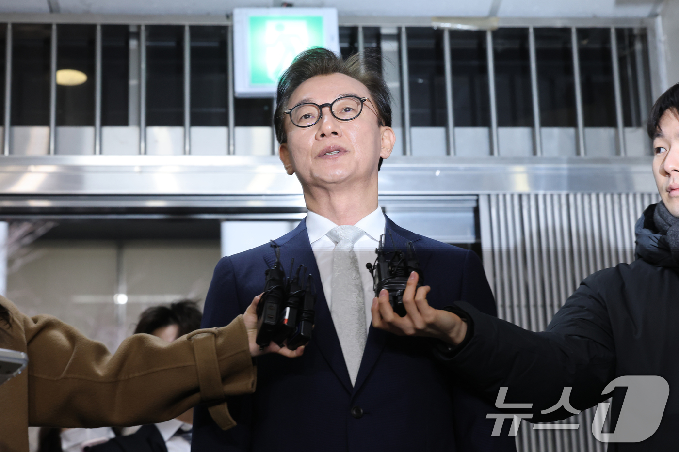 (서울=뉴스1) 이호윤 기자 = 통일교 금품수수 의혹을 받는 전재수 전 해양수산부 장관이 19일 서울 서대문구 경찰청 국가수사본부로 조사받기 전 기자들 앞에서 발언하고 있다. (공 …