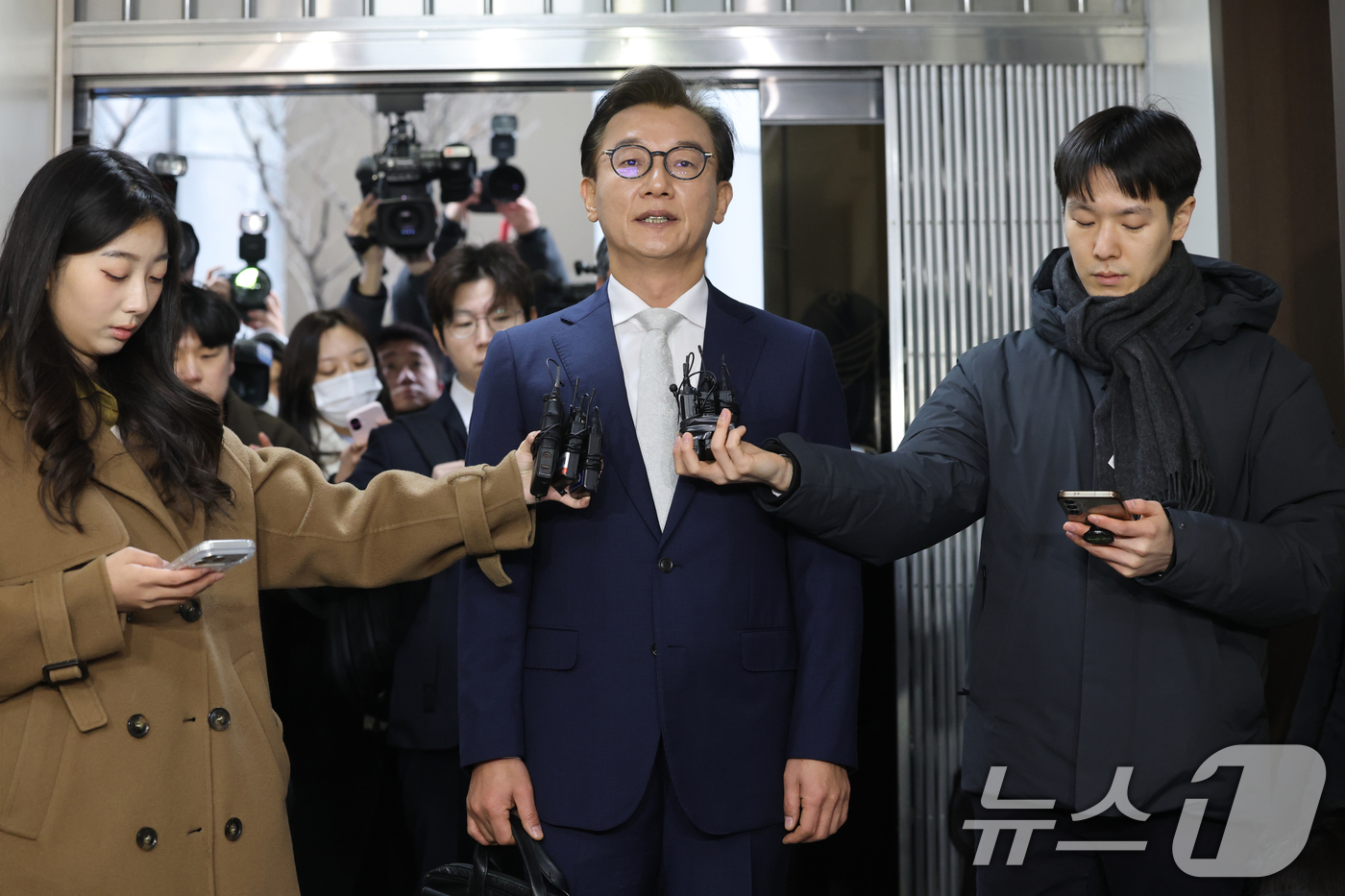 (서울=뉴스1) 이호윤 기자 = 통일교 금품수수 의혹을 받는 전재수 전 해양수산부 장관이 19일 서울 서대문구 경찰청 국가수사본부로 조사받기 전 기자들 앞에서 발언하고 있다. (공 …