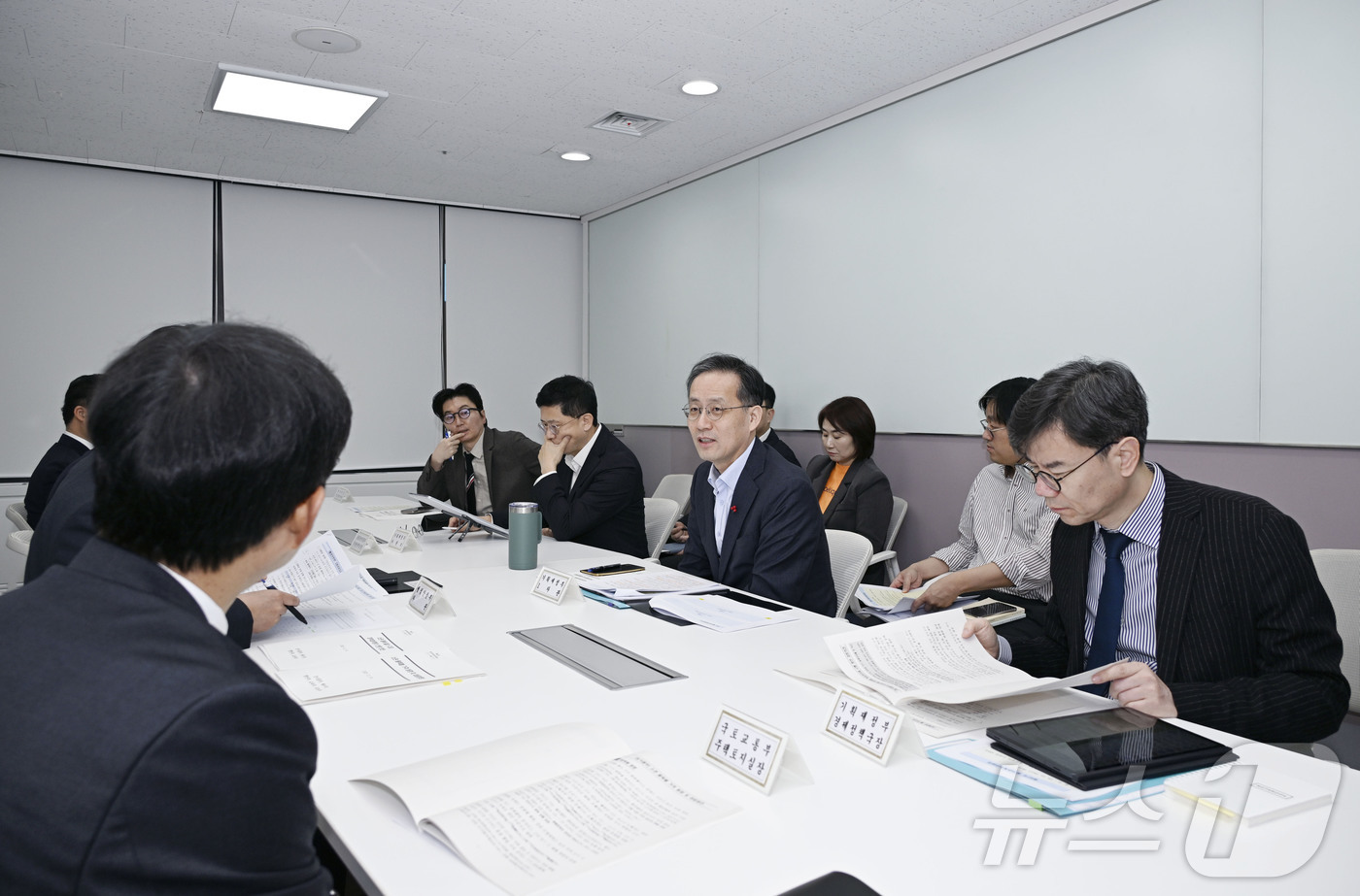 (서울=뉴스1) = 이형일 기획재정부 1차관이 19일 오전 서울 종로구 정부서울청사에서 열린 '제62차 물가관계차관회의'를 주재하고 있다. (기획재정부 제공. 재판매 및 DB 금지 …