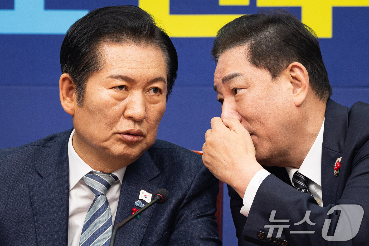 (서울=뉴스1) 유승관 기자 = 정청래 더불어민주당 대표와 김병기 원내대표가 19일 서울 여의도 국회에서 열린 최고위원회의에서 대화하고 있다. 2025.12.19/뉴스1