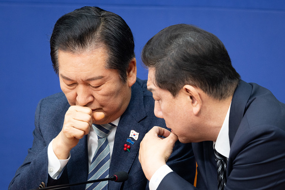 논의하는 민주당 지도부