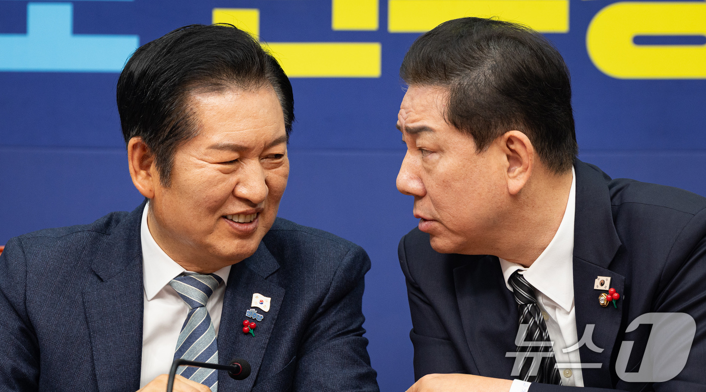 (서울=뉴스1) 유승관 기자 = 정청래 더불어민주당 대표와 김병기 원내대표가 19일 서울 여의도 국회에서 열린 최고위원회의에서 대화하고 있다. 2025.12.19/뉴스1