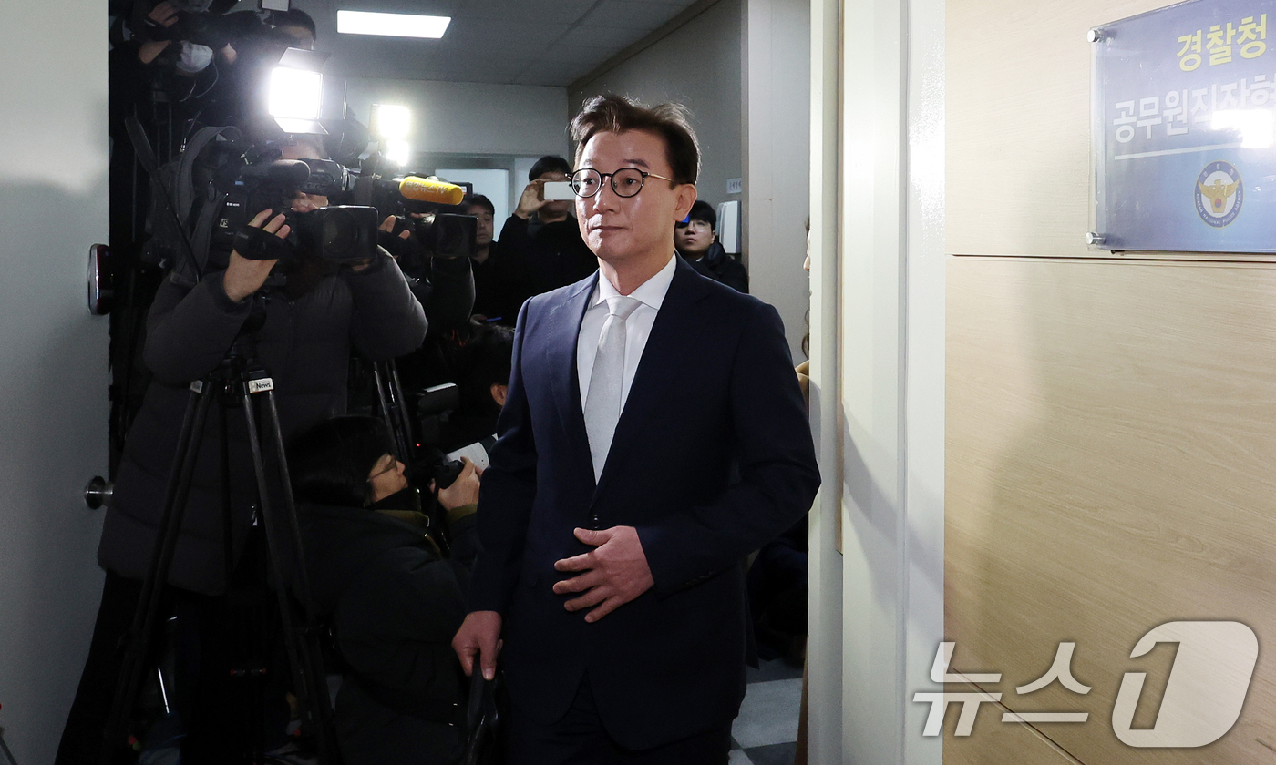 (서울=뉴스1) 이호윤 기자 = 통일교 금품수수 의혹을 받는 전재수 전 해양수산부 장관이 19일 서울 서대문구 경찰청 국가수사본부로 조사받기 위해 출석하고 있다. (공동취재) 20 …