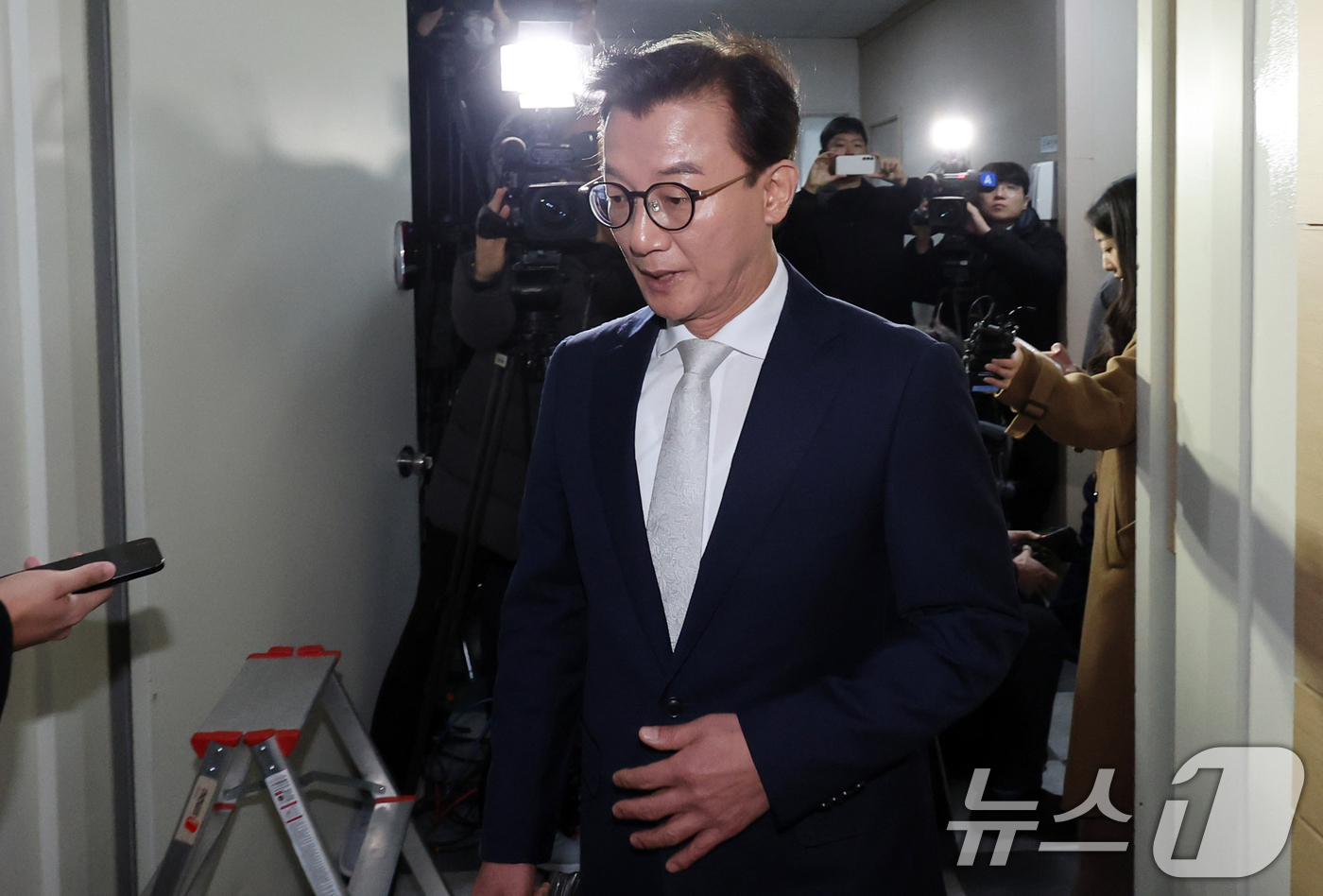 (서울=뉴스1) 이호윤 기자 = 통일교 금품수수 의혹을 받는 전재수 전 해양수산부 장관이 19일 서울 서대문구 경찰청 국가수사본부로 조사받기 위해 출석하고 있다. (공동취재) 20 …