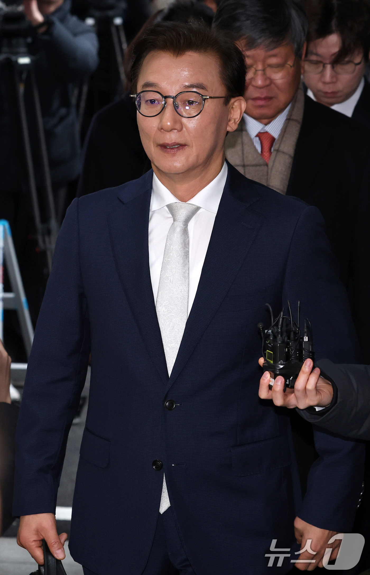 (서울=뉴스1) 이호윤 기자 = 통일교 금품수수 의혹을 받는 전재수 전 해양수산부 장관이 19일 서울 서대문구 경찰청 국가수사본부로 조사받기 위해 출석하고 있다. (공동취재) 20 …