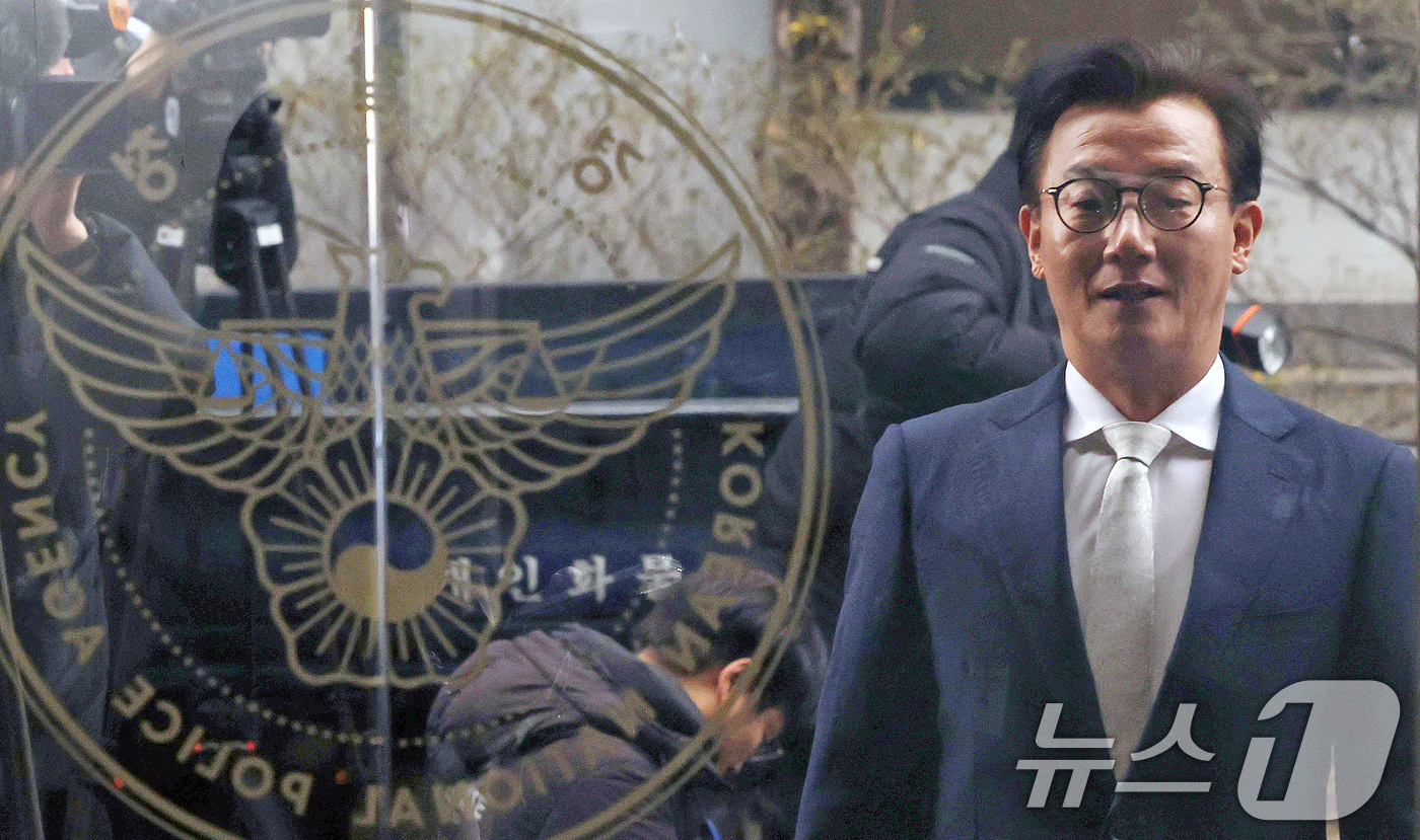 (서울=뉴스1) 이호윤 기자 = 통일교 금품수수 의혹을 받는 전재수 전 해양수산부 장관이 19일 서울 서대문구 경찰청 국가수사본부로 조사받기 위해 출석하고 있다. (공동취재) 20 …