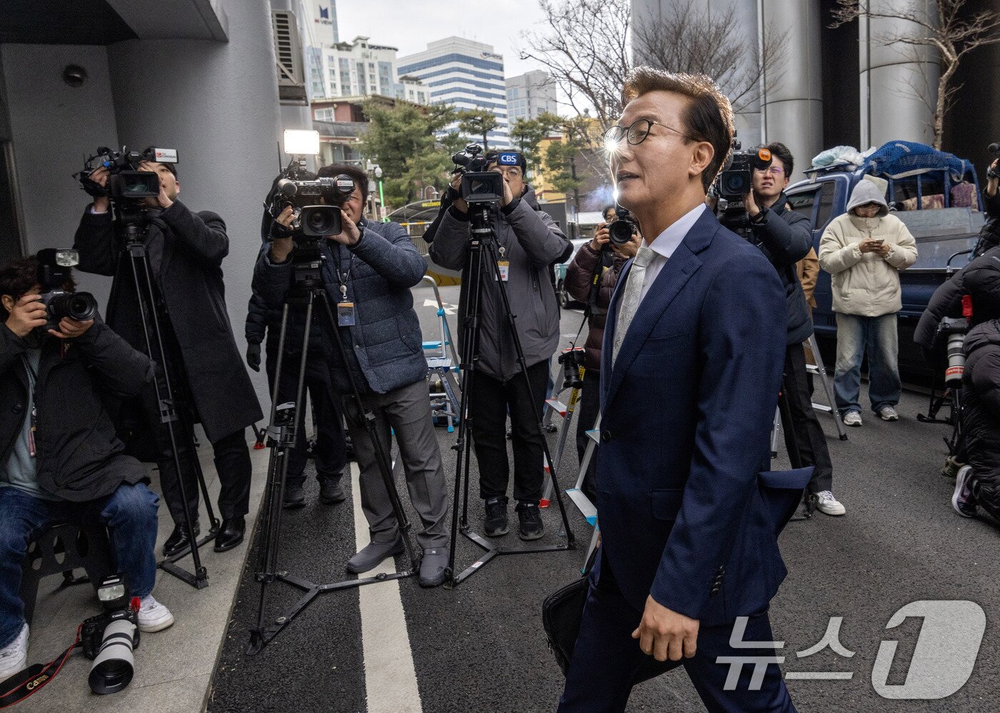 본문 이미지 - 통일교 금품수수 의혹을 받는 전재수 전 해양수산부 장관이 19일 서울 서대문구 경찰청 국가수사본부로 조사받기 위해 출석하고 있다. (공동취재) 2025.12.19/뉴스1 ⓒ News1 이호윤 기자