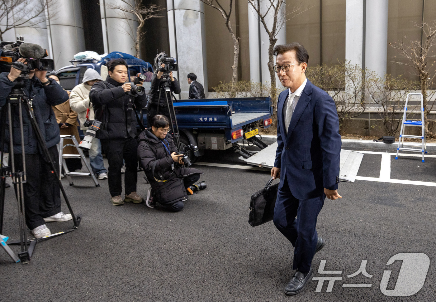 (서울=뉴스1) 이호윤 기자 = 통일교 금품수수 의혹을 받는 전재수 전 해양수산부 장관이 19일 서울 서대문구 경찰청 국가수사본부로 조사받기 위해 출석하고 있다. (공동취재) 20 …