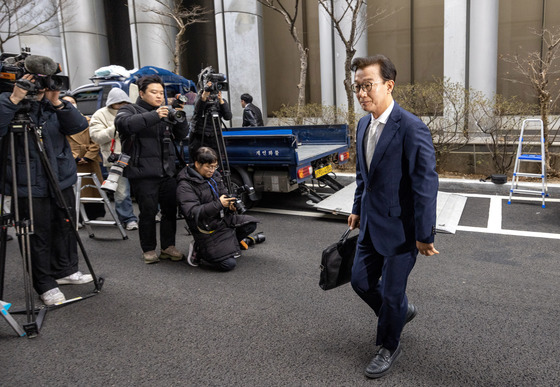 금품수수 조사받으러 경찰청 출석하는 전재수 전 장관