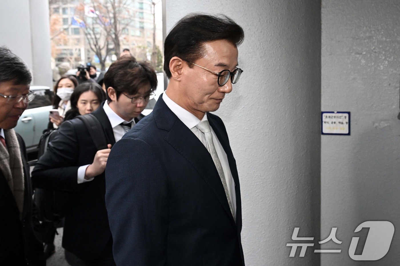 (서울=뉴스1) 이호윤 기자 = 통일교 금품수수 의혹을 받는 전재수 전 해양수산부 장관이 19일 서울 서대문구 경찰청 국가수사본부로 조사받기 위해 출석하고 있다. (공동취재) 20 …