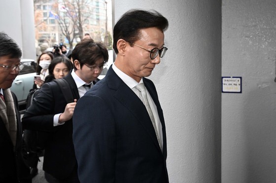 '통일교 의혹' 전재수 경찰 출석