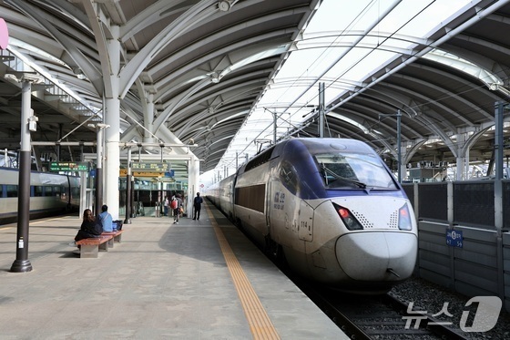 KTX 소사역 정차 서명 12만명 돌파…부천시, 국토부에 전달