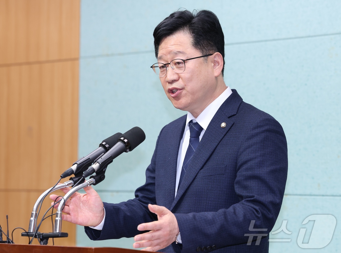 (전주=뉴스1) 유경석 기자 = 안호영 더불어민주당 국회의원이 19일 전북 전주시 전북특별자치도의회에서 재생에너지 관련 기자회견을 열고 질의에 답변을 하고 있다. 2025.12.1 …