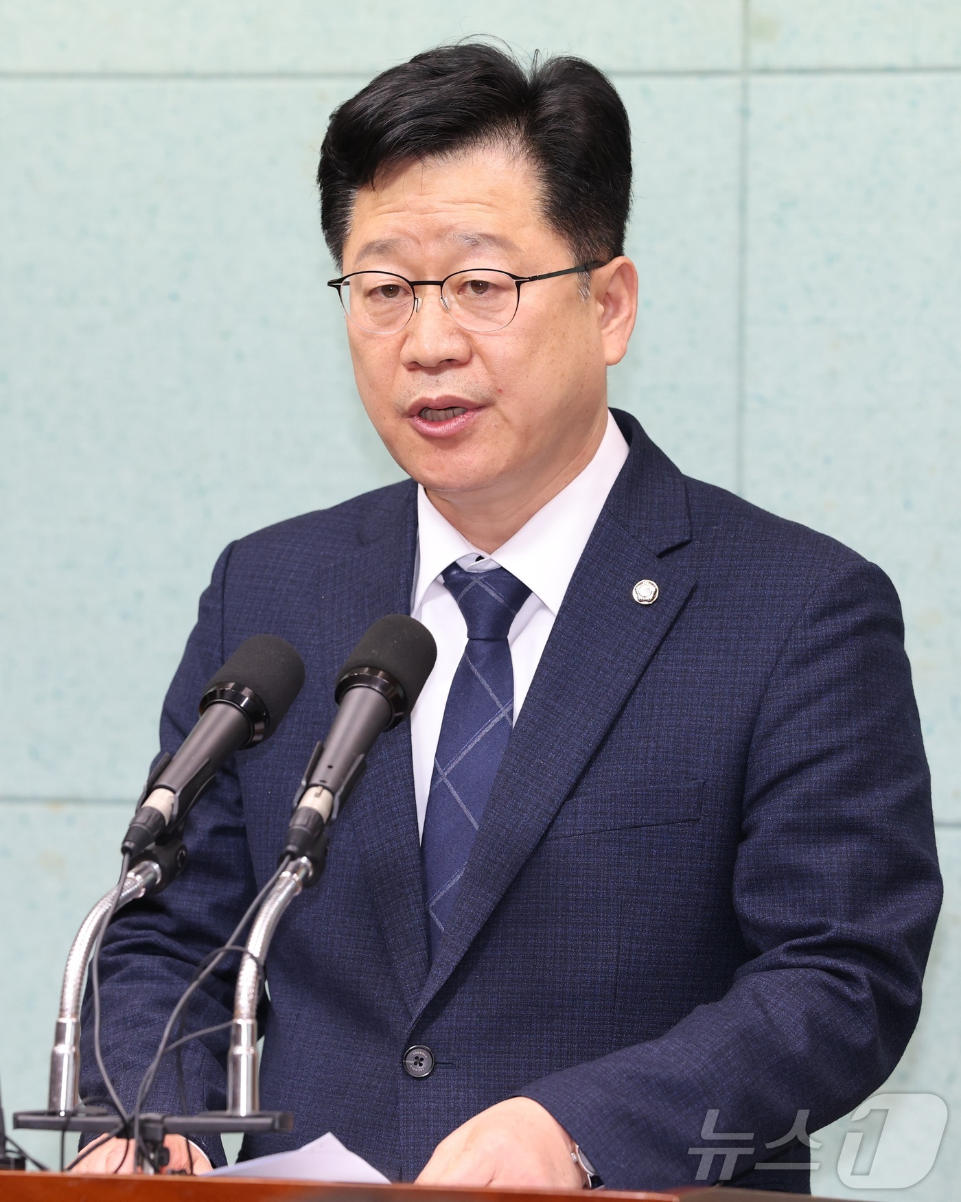 (전주=뉴스1) 유경석 기자 = 안호영 더불어민주당 국회의원이 19일 전북 전주시 전북특별자치도의회에서 재생에너지 관련 기자회견을 열고 질의에 답변을 하고 있다. 2025.12.1 …