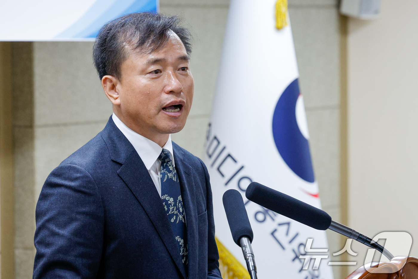 (과천=뉴스1) 안은나 기자 = 김종철 초대 방송미디어통신위원회 위원장이 19일 오전 정부과천청사 방미통위에서 열린 취임식에서 취임사를 하고 있다. 2025.12.19/뉴스1