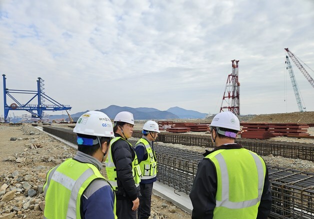부산 공공기관, 혹한기 맞아 하역·건설현장 등 안전점검 나서