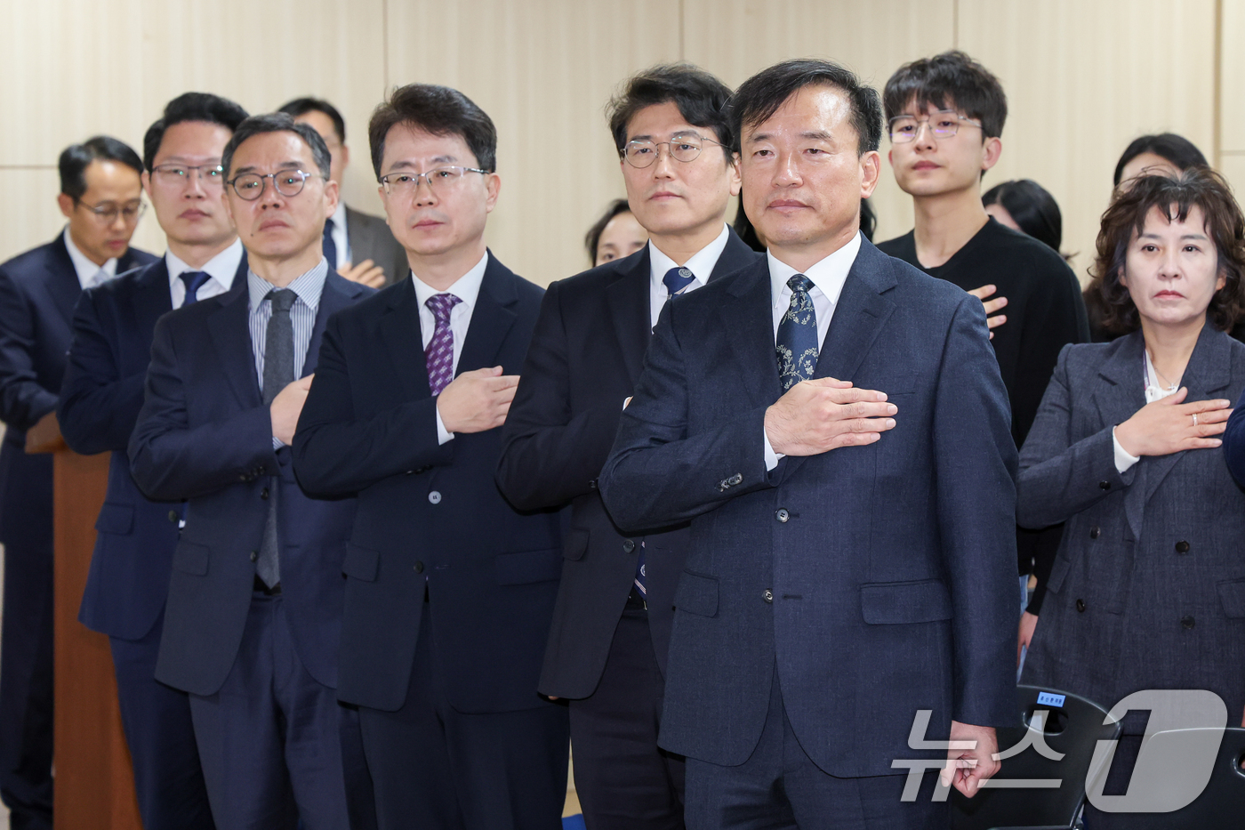 (과천=뉴스1) 안은나 기자 = 김종철 초대 방송미디어통신위원회 위원장(앞줄 오른쪽 첫번째)과 직원들이 19일 오전 정부과천청사 방미통위에서 열린 취임식에서 국민의례를 하고 있다. …