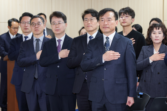 국민의례하는 김종철 위원장