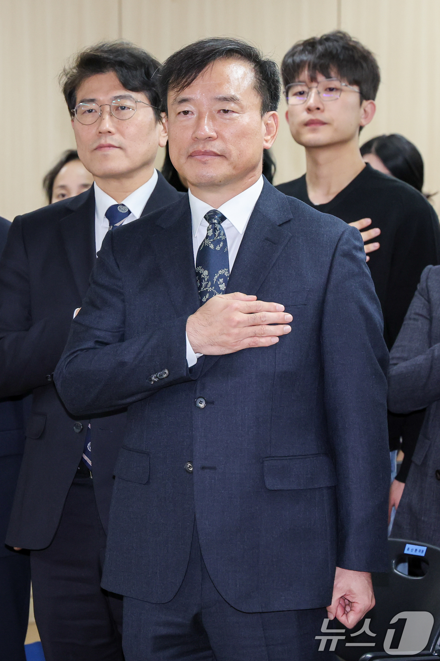 (과천=뉴스1) 안은나 기자 = 김종철 초대 방송미디어통신위원회 위원장이 19일 오전 정부과천청사 방미통위에서 열린 취임식에서 국민의례를 하고 있다. 2025.12.19/뉴스1