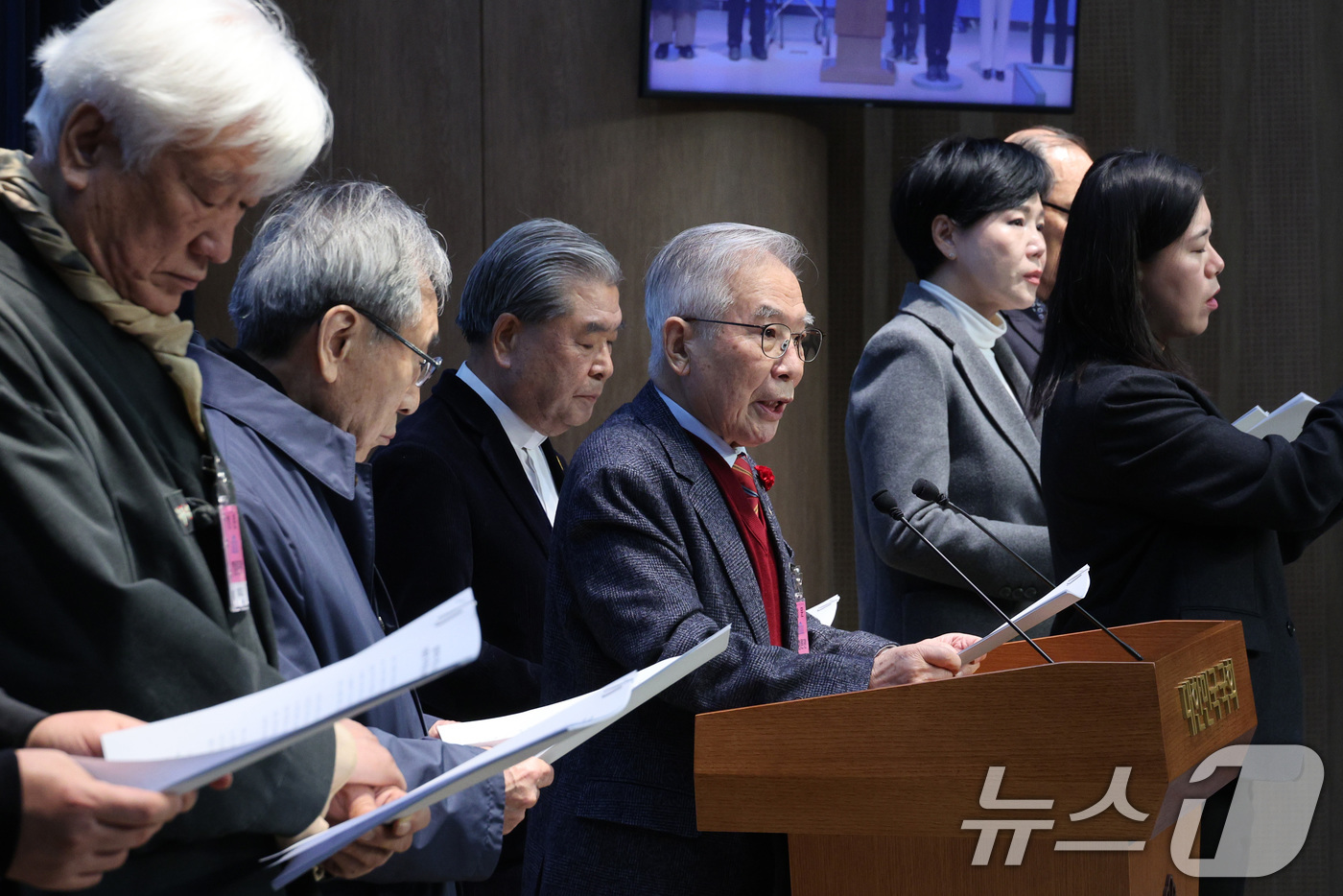 (서울=뉴스1) 신웅수 기자 = 함세웅 신부, 김영주 목사, 이재정 전 경기교육감 등이 19일 서울 여의도 국회 소통관에서 이화영 전 경기도 평화부지사 석방을 촉구하는 기자회견을 …