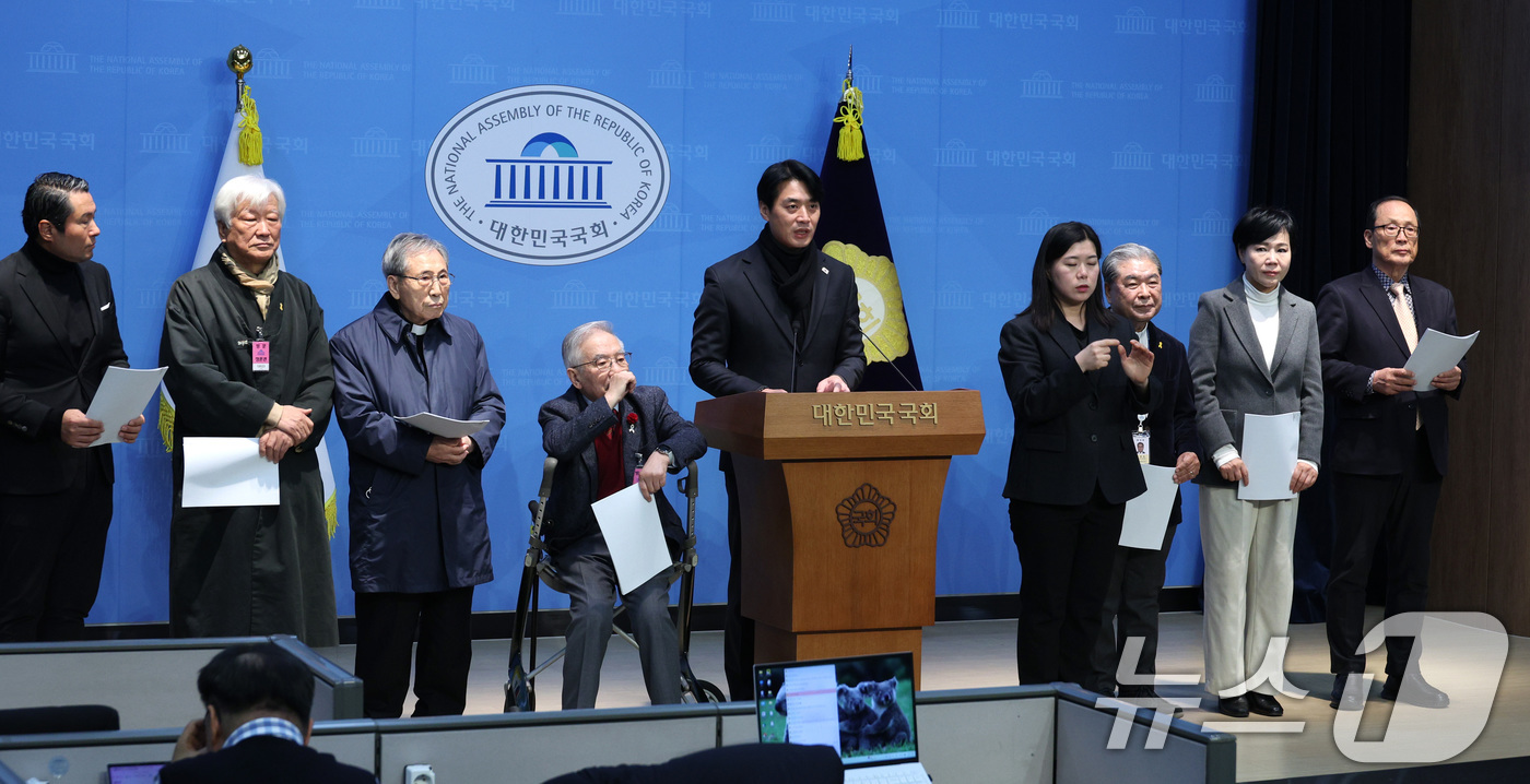 (서울=뉴스1) 신웅수 기자 = 한준호·전현희 더불어민주당 의원과 함세웅 신부, 김영주 목사, 이재정 전 경기교육감 등이 19일 서울 여의도 국회 소통관에서 이화영 전 경기도 평화 …