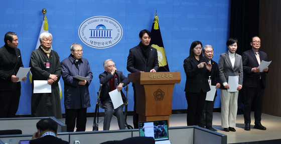 원로들과 함께 이화영 석방 촉구하는 한준호