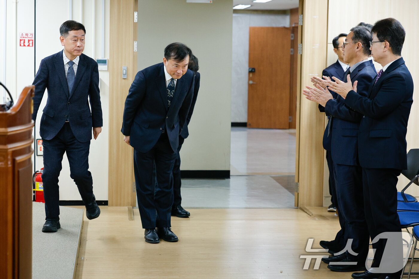 본문 이미지 - 김종철 초대 방송미디어통신위원회 위원장이 19일 오전 정부과천청사 방미통위에서 열린 취임식에 입장하며 인사를 하고 있다. 2025.12.19/뉴스1 ⓒ News1 안은나 기자