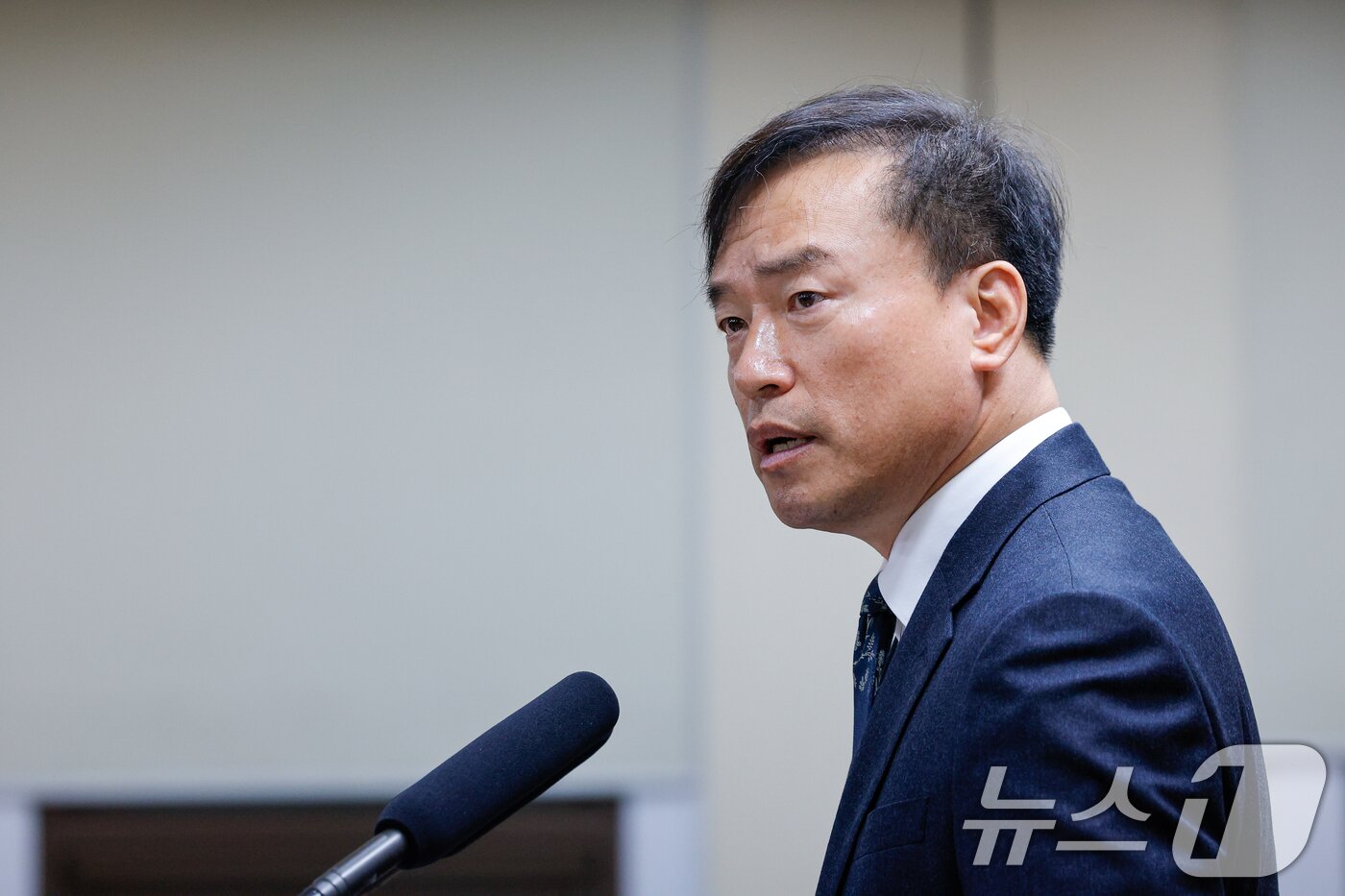 본문 이미지 - 김종철 초대 방송미디어통신위원회 위원장이 19일 오전 정부과천청사 방미통위에서 열린 취임식에서 취임사를 하고 있다. 2025.12.19/뉴스1 ⓒ News1 안은나 기자