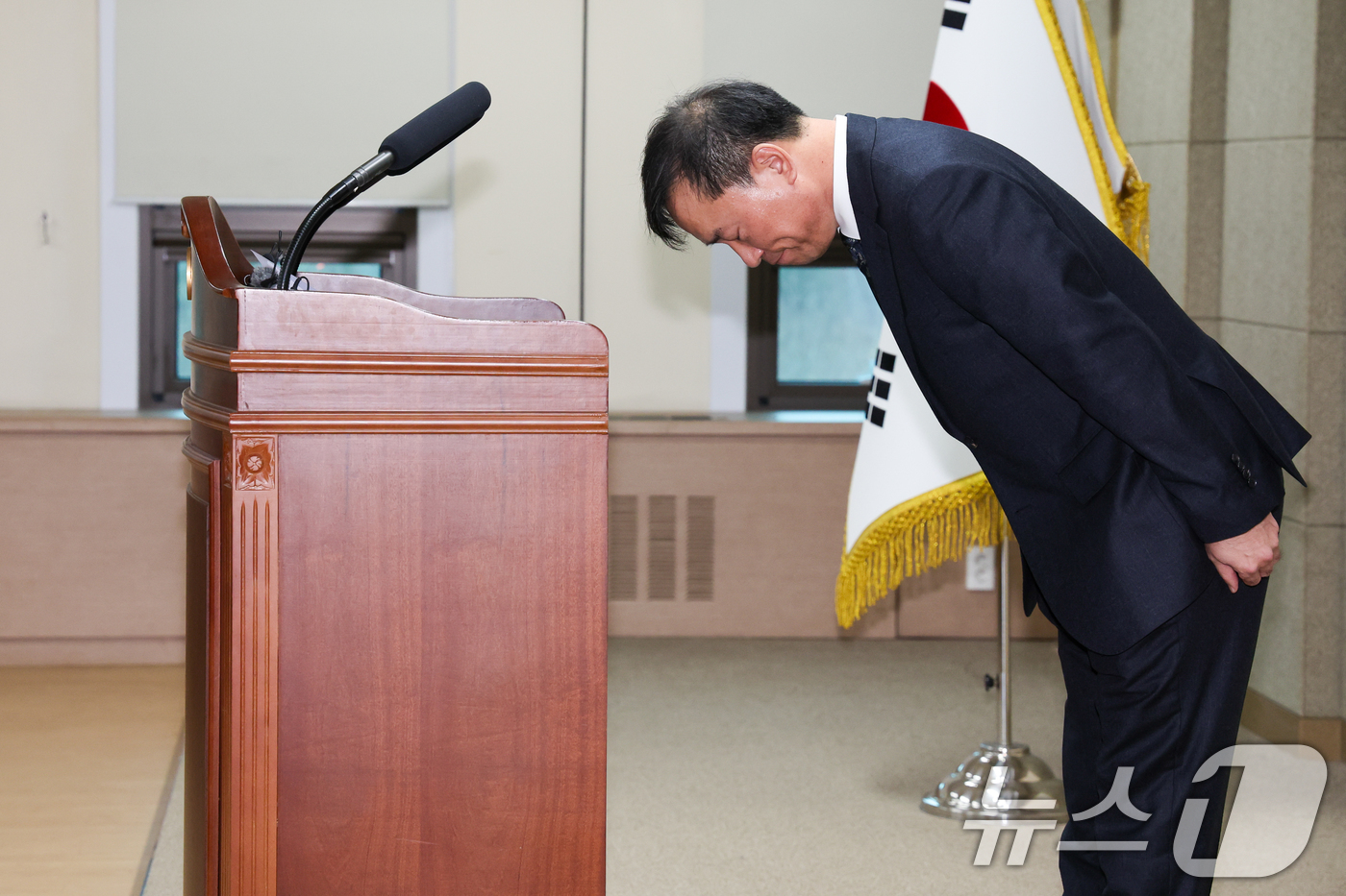 (과천=뉴스1) 안은나 기자 = 김종철 초대 방송미디어통신위원회 위원장이 19일 오전 정부과천청사 방미통위에서 열린 취임식에서 취임사를 마친 뒤 인사하고 있다. 2025.12.19 …