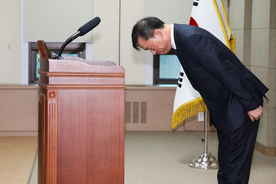 인사하는 김종철 위원장