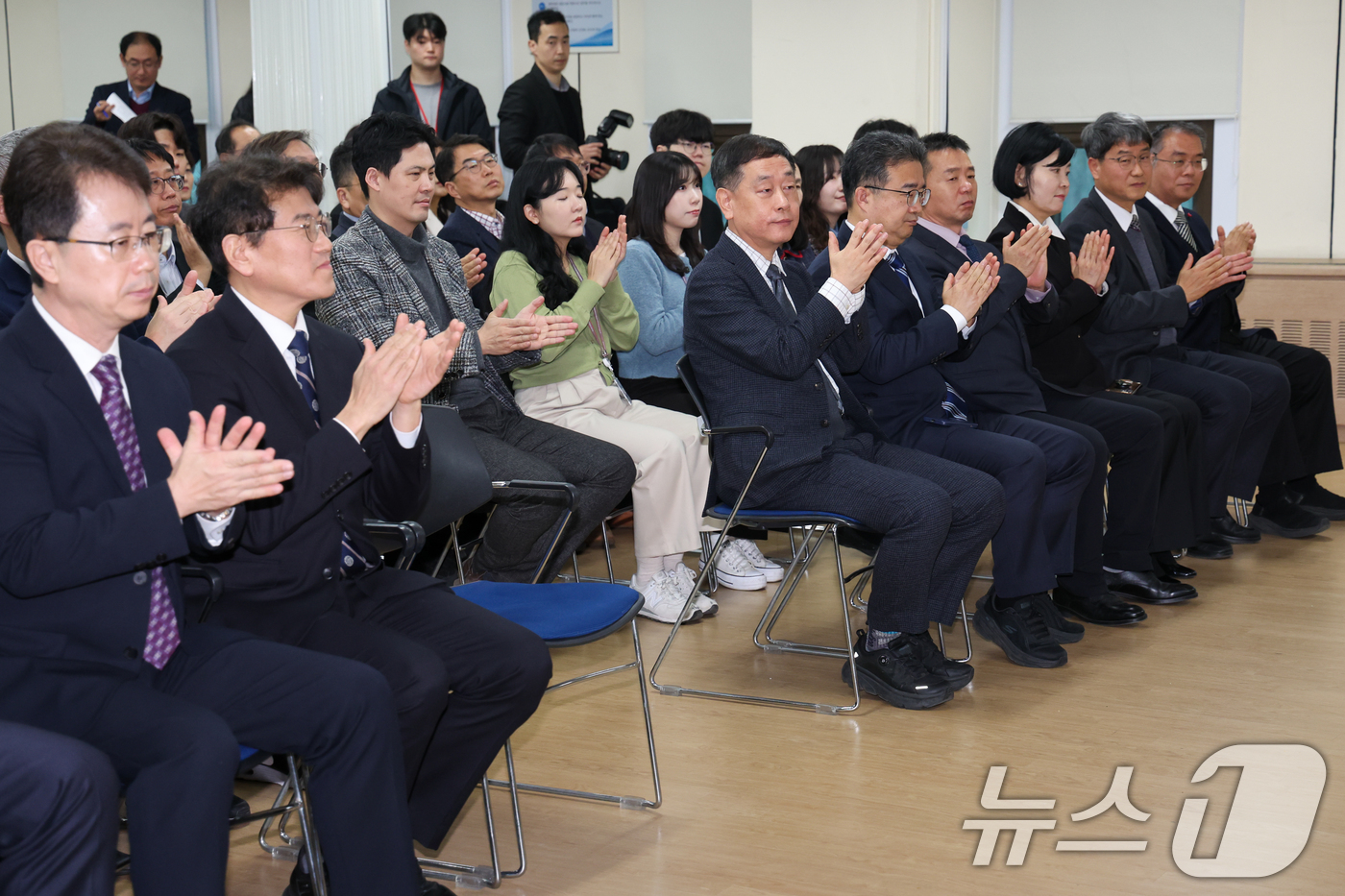 (과천=뉴스1) 안은나 기자 = 19일 오전 정부과천청사 방송미디어통신위원회에서 열린 김종철 초대 방미통위 위원장 취임식에서 김영관 사무처장 전담직무대리 등 직원들이 취임사를 들은 …