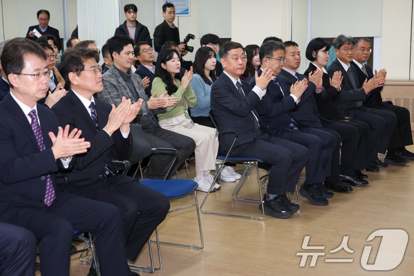 본문 이미지 - 19일 오전 정부과천청사 방송미디어통신위원회에서 열린 김종철 초대 방미통위 위원장 취임식에서 김영관 사무처장 전담직무대리 등 직원들이 취임사를 들은 뒤 손뼉치고 있다. 2025.12.19/뉴스1 ⓒ News1 안은나 기자