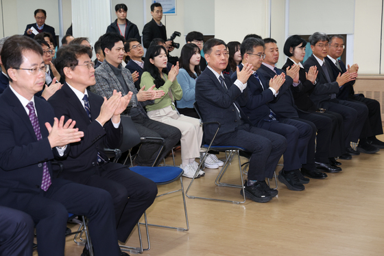 손뼉치는 방미통위 직원들