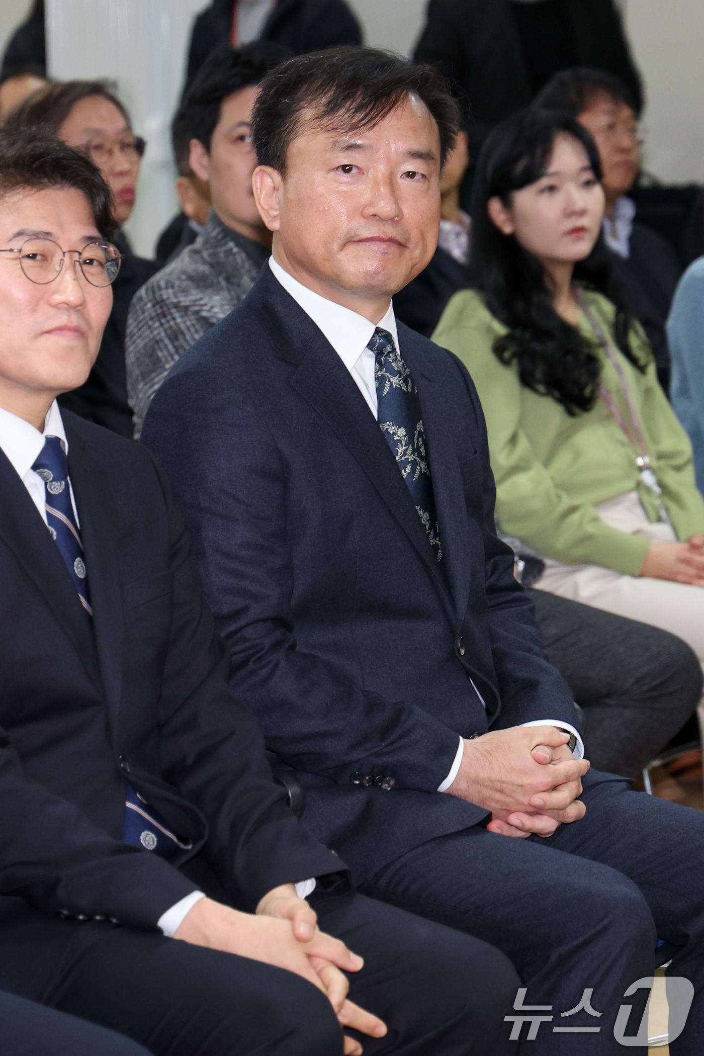 (과천=뉴스1) 안은나 기자 = 김종철 초대 방송미디어통신위원회 위원장이 19일 오전 정부과천청사 방미통위에서 열린 취임식에 참석해 비공개 전환을 기다리고 있다. 2025.12.1 …