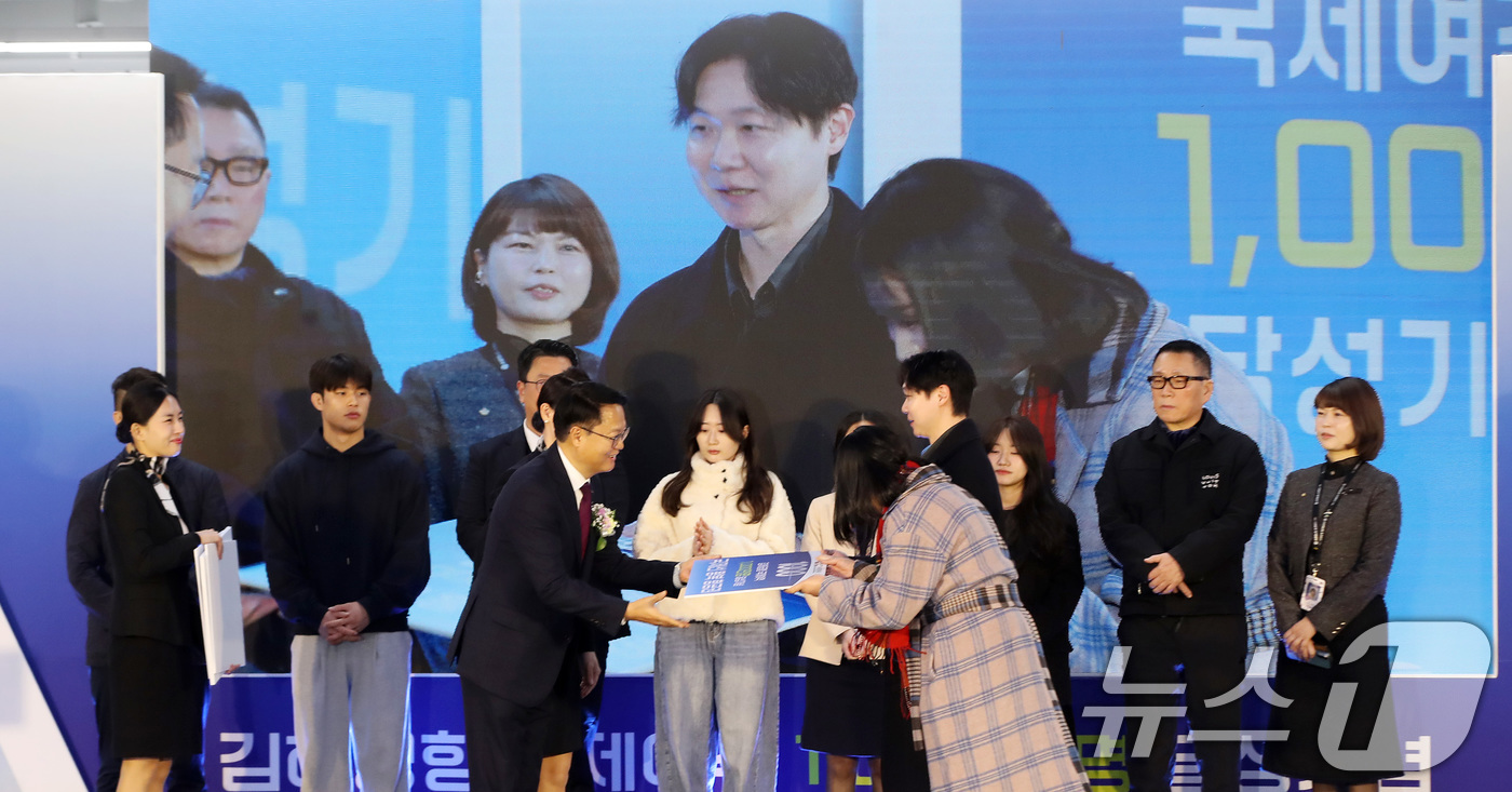 (부산=뉴스1) 윤일지 기자 = 19일 오전 부산 강서구 김해국제공항 국제선 확충터미널에서 열린 '김해공항 국제여객 1000만 명 달성 기념행사'에서 남창희 한국공항공사 김해공항장 …