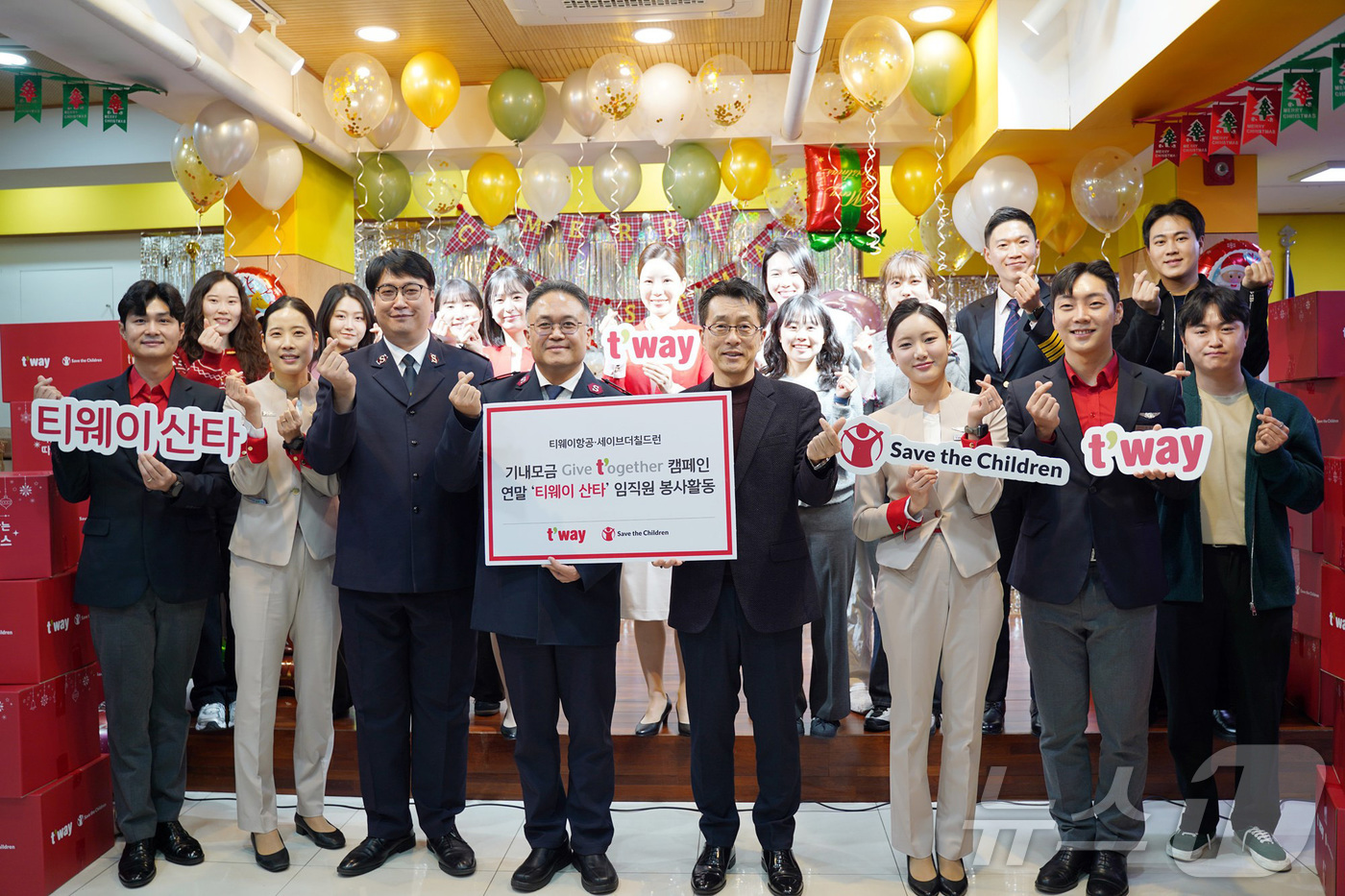 (서울=뉴스1) = 티웨이항공은 지난 18일 서울 서대문구 구세군 서울후생원에서 연말 임직원 봉사활동 '티웨이 산타'를 진행했다고 19일 밝혔다. 사진은 이날 봉사활동에서 티웨이항 …