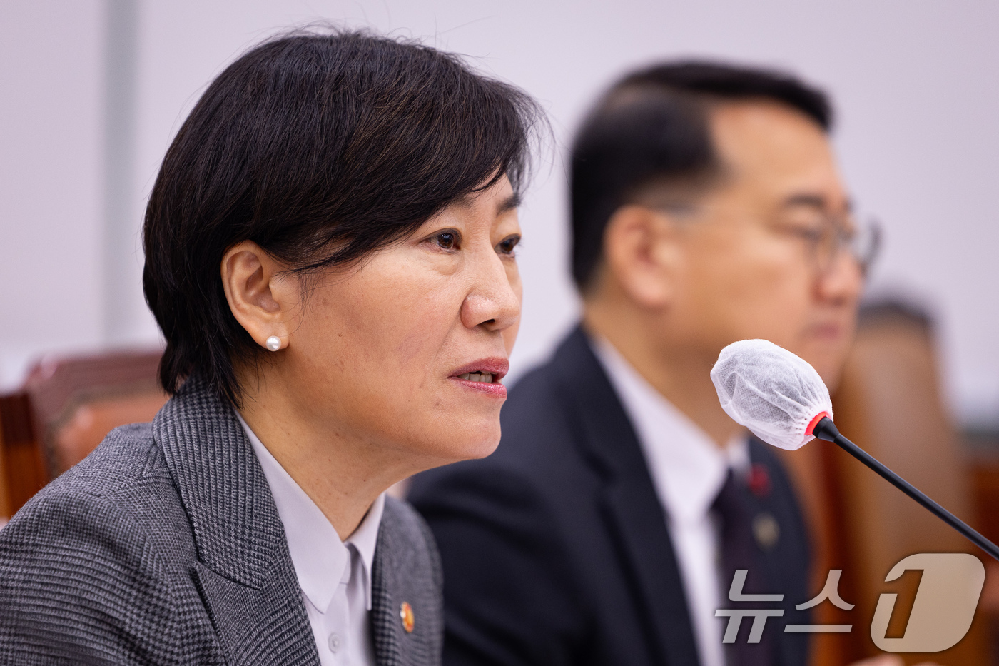 (서울=뉴스1) 유승관 기자 = 송미령 농림축산식품부 장관이 19일 서울 여의도 국회에서 열린 제430회 국회(임시회) 농림축산식품해양수산위원회 제1차 전체회의에서 의원 질의에 답 …