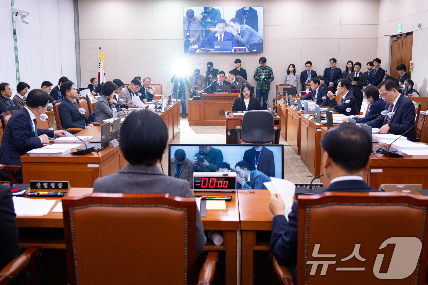 (서울=뉴스1) 유승관 기자 = 어기구 국회 농림축산식품해양수산위원장이 19일 서울 여의도 국회에서 열린 제430회 국회(임시회) 농림축산식품해양수산위원회 제1차 전체회의에서 의사 …