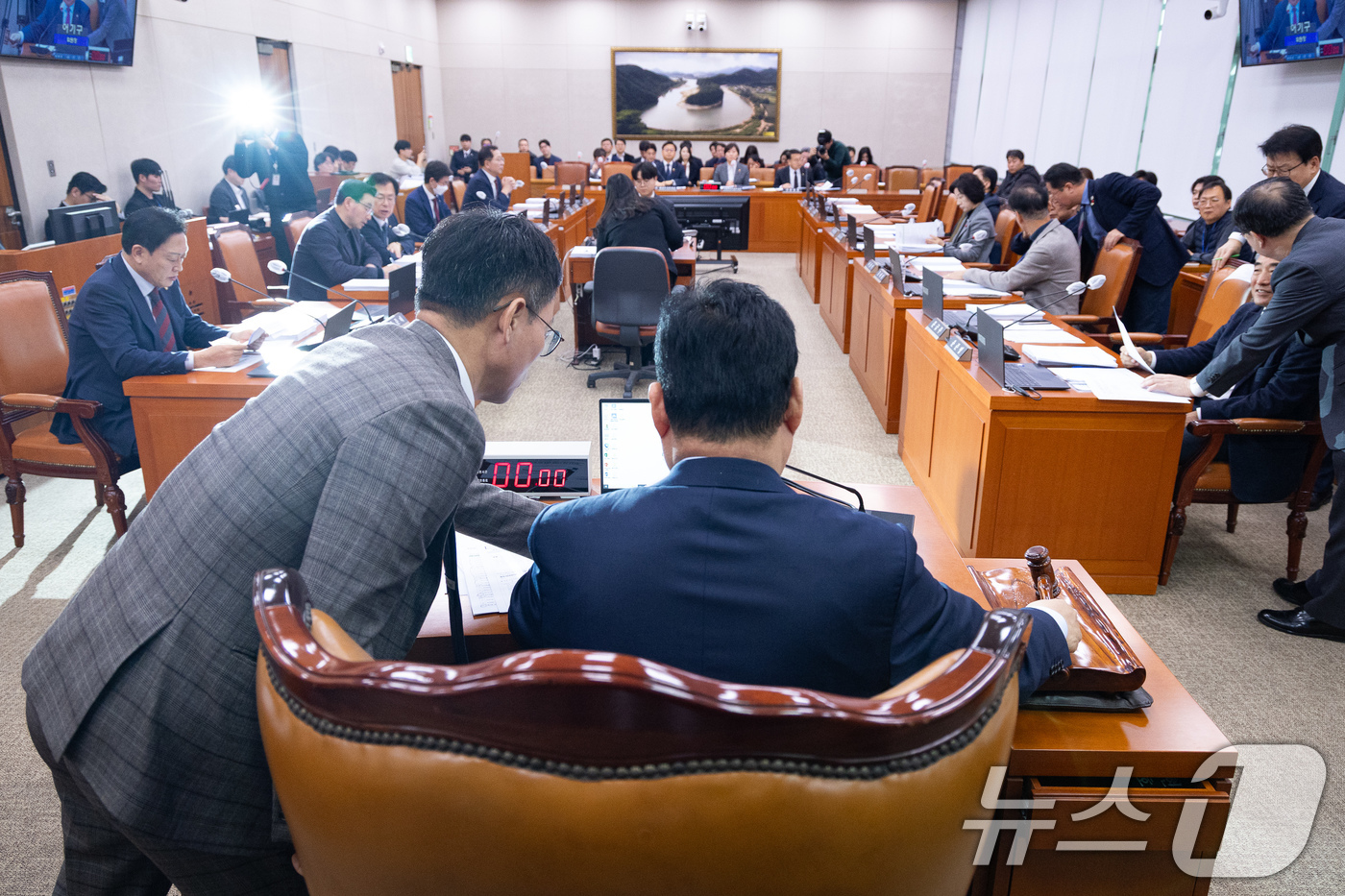 (서울=뉴스1) 유승관 기자 = 어기구 국회 농림축산식품해양수산위원장이 19일 서울 여의도 국회에서 열린 제430회 국회(임시회) 농림축산식품해양수산위원회 제1차 전체회의에서 의사 …