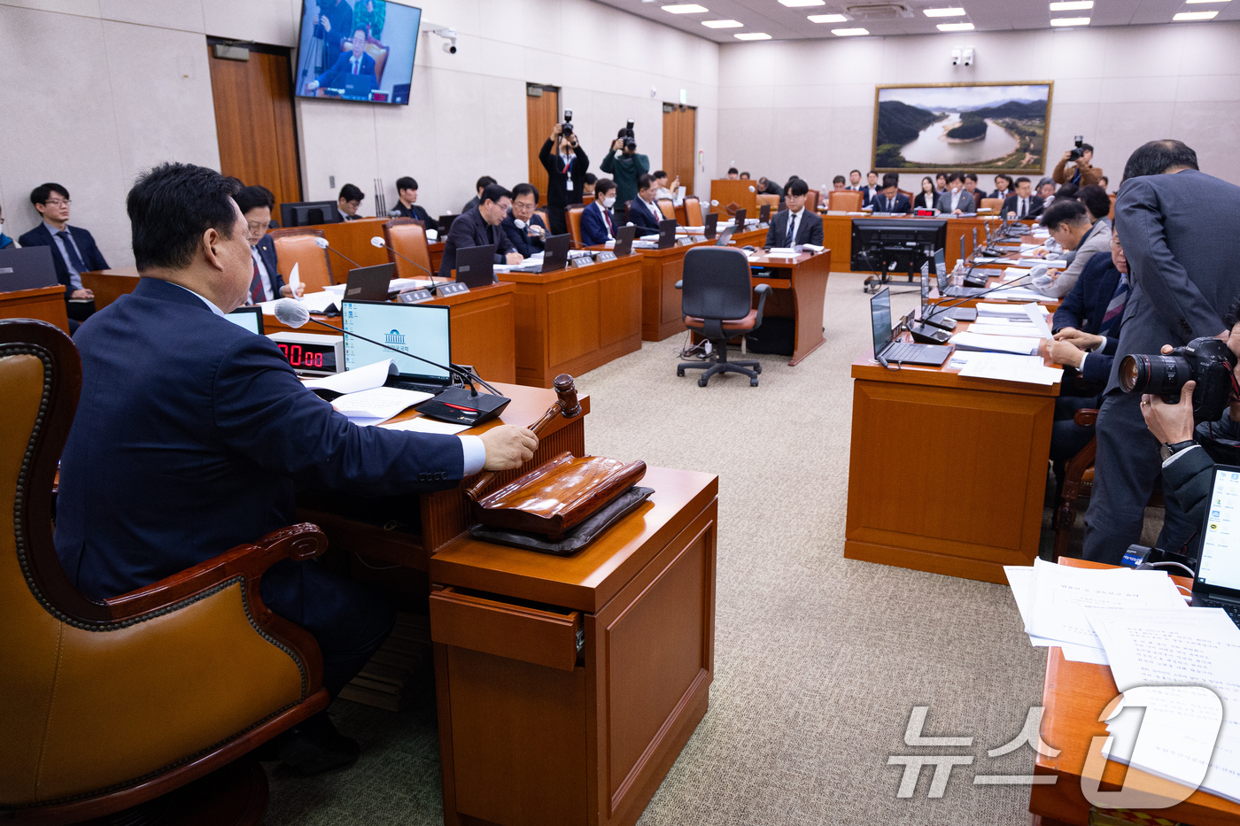 (서울=뉴스1) 유승관 기자 = 어기구 국회 농림축산식품해양수산위원장이 19일 서울 여의도 국회에서 열린 제430회 국회(임시회) 농림축산식품해양수산위원회 제1차 전체회의에서 의사 …